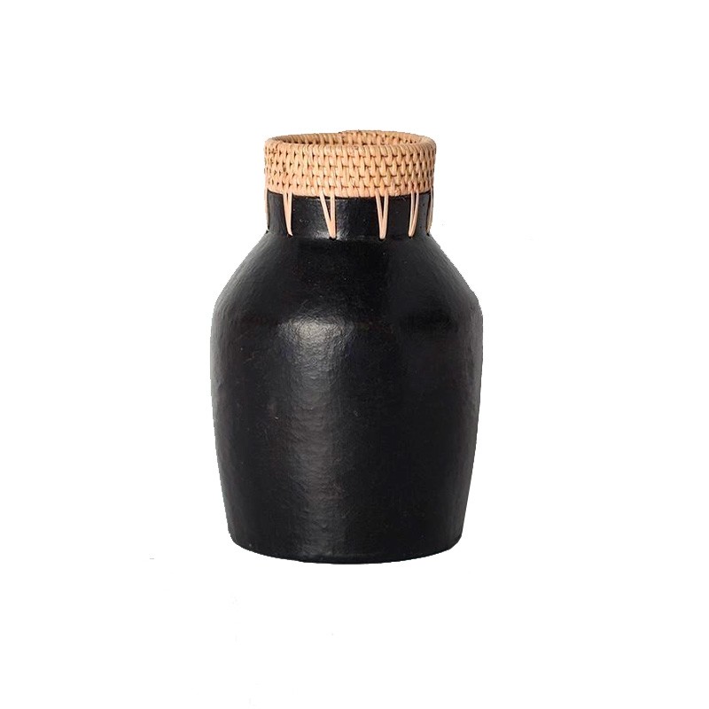 Jarrón de terracota pintado negro