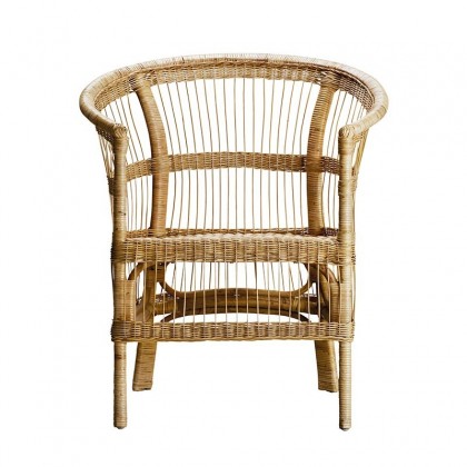 Silla formada por una estructura de ratán