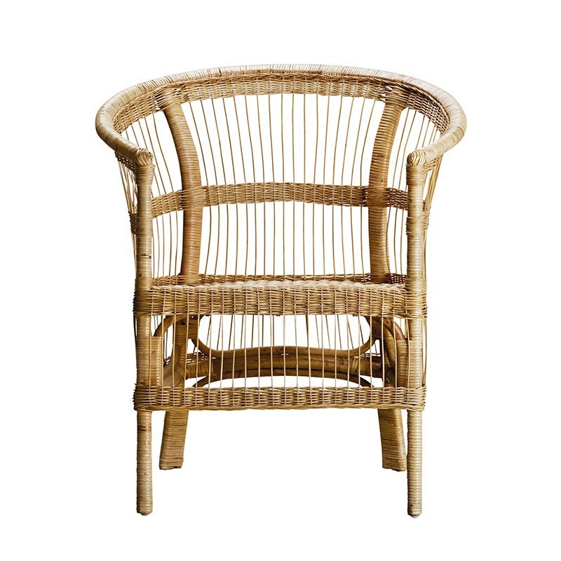 Silla formada por una estructura de ratán