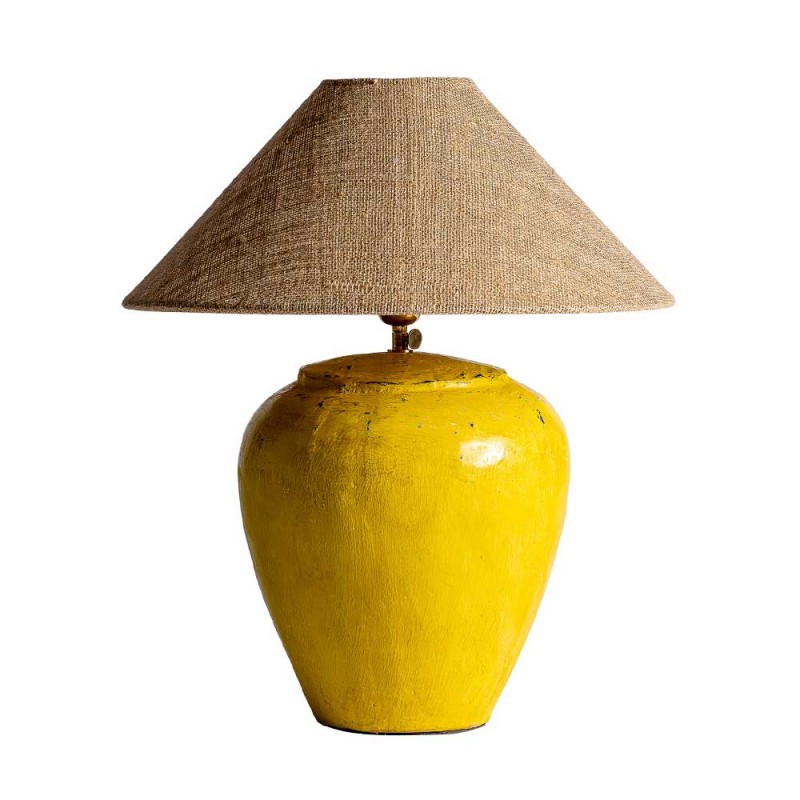 Lámpara de sobremesa en color mostaza envejecido de estilo provenzal.