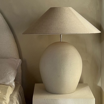 lampara mesa  beige cemento mate y pantalla cónica algodón jaspeado