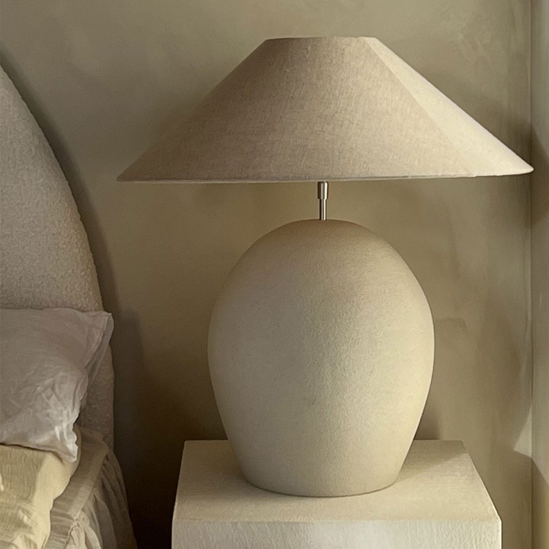 lampara mesa  beige cemento mate y pantalla cónica algodón jaspeado