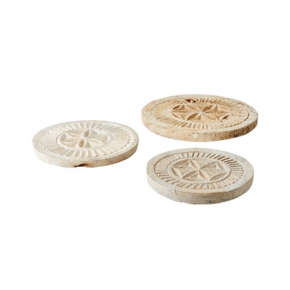 Bandeja de madera de teca tallada sobre antiguas tablas chapati