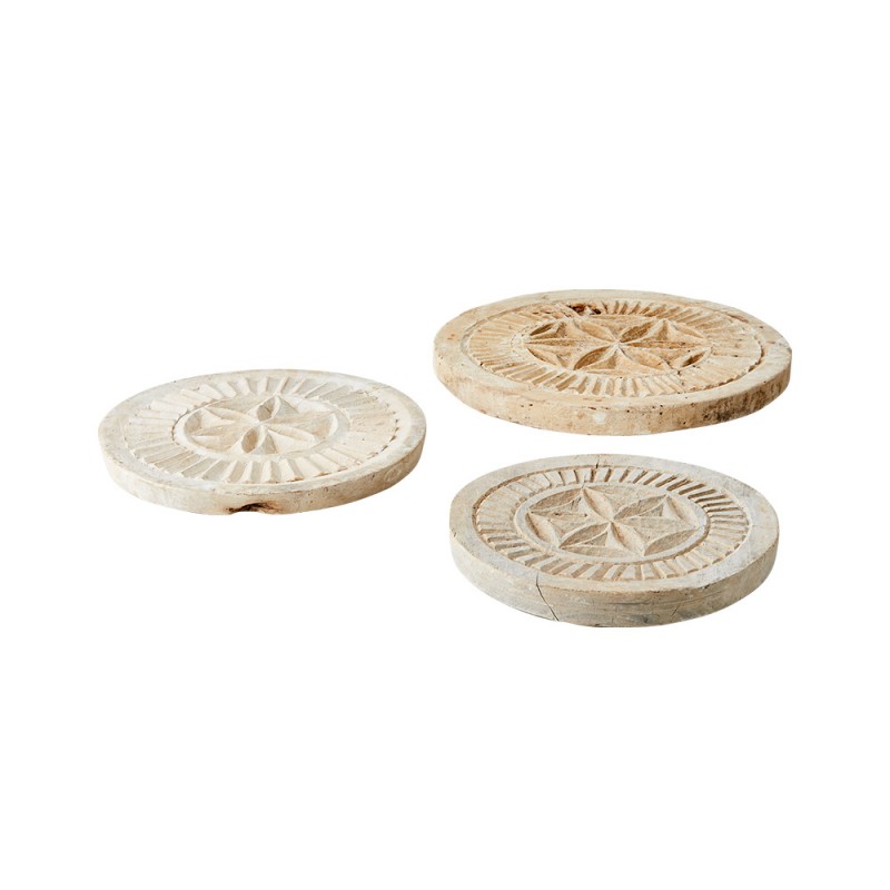 Bandeja de madera de teca tallada sobre antiguas tablas chapati