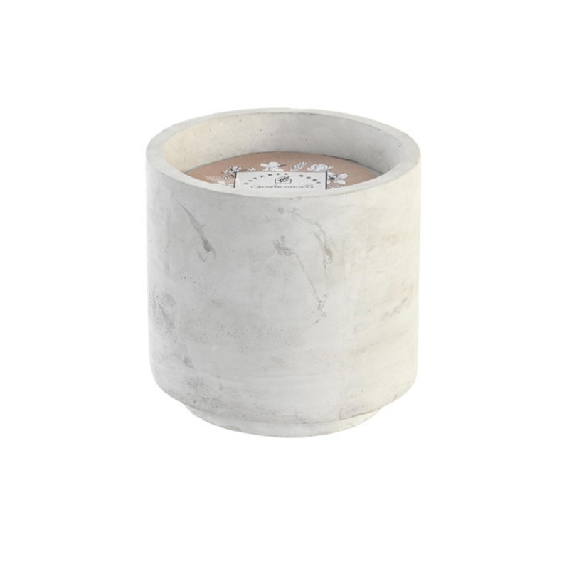 Vela citronela con recipiente de cemento gris