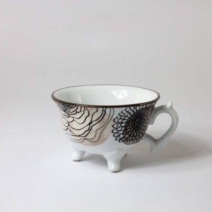 Taza de porcelana con asa