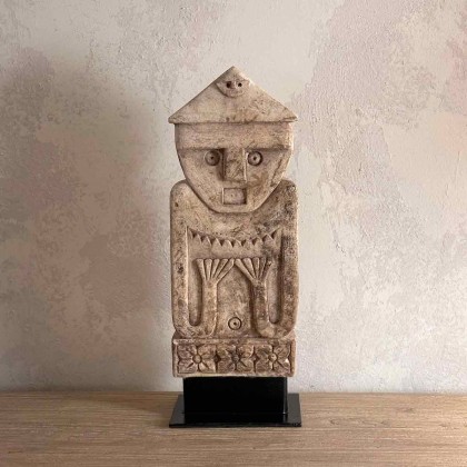 figura Piedra Primitiva es una pieza decorativa esculpida en