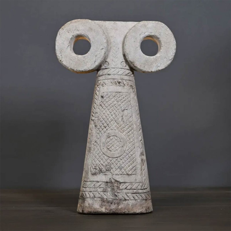 Escultura decorativa en piedra color natural con grabados y relieves