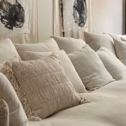 Cojín cuadrado decorativo de estilo bohemio con flecos en beige
