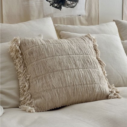 Cojín cuadrado decorativo de estilo bohemio con flecos en color beige