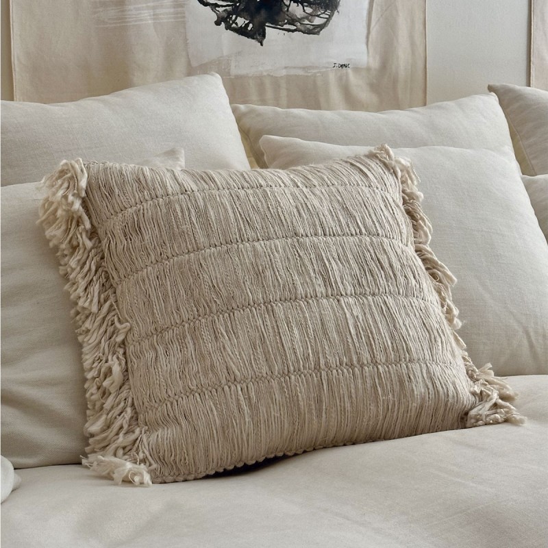 Cojín cuadrado decorativo de estilo bohemio con flecos en color beige
