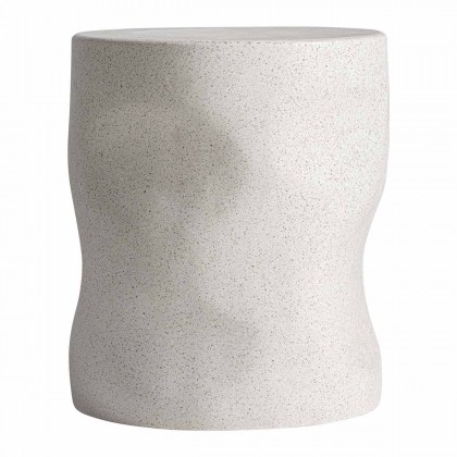 Mesa auxiliar DERATH de terrazo, diseño orgánico que aporta textura y equilibrio al espacio.