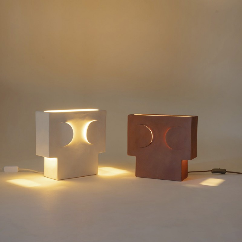 Lámpara de mesa Eclipse de gres terracota, con diseño geométrico de inspiración cubista.